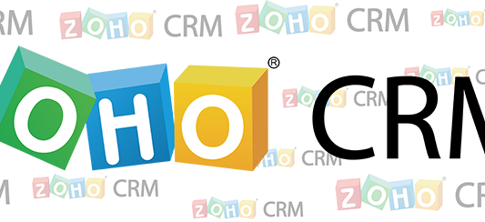 Logo de Zoho CRM sobre un fondo con el mismo logo mas pequeño