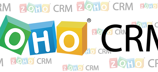 Logo de Zoho CRM sobre un fondo con el mismo logo mas pequeño