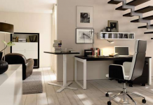escritorio ordenado en una oficina blanca con suelo de madera