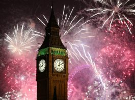 Big ben con fuegos artificiales en londres celebrando el año nuevo