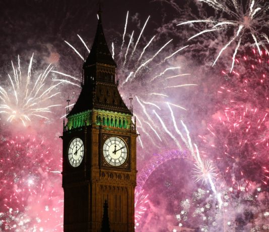 Big ben con fuegos artificiales en londres celebrando el año nuevo