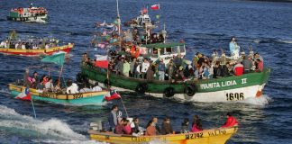 personas en barcas por el mar por la fiesta de san pedro