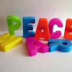letras de colores formando la palabra peace