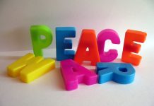 letras de colores formando la palabra peace