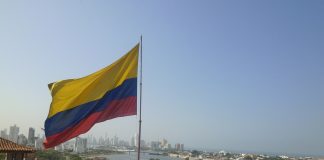 bandera de colombia sobre un edificio