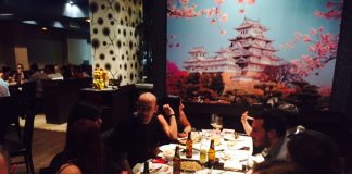 grupo de personas en un restaurante chino hablando mientras cenan
