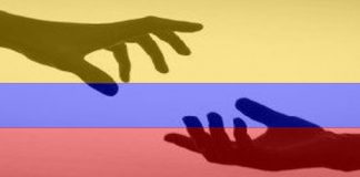 manos ayudandose y con fondo de la bandera de ecuador