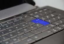 tecla de enter de color azul en un teclado negro de un ordenador