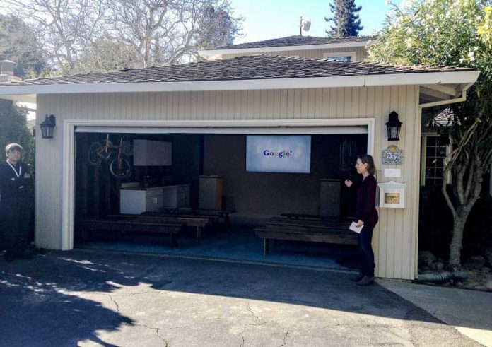 mujer con el pelo recogido en la puerta de un garaje con el logo google