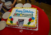 tarta de cumpleaños de zoho projects en una mesa roja