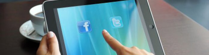 tablet negra con pantalla azul y los iconos de las redes sociales facebook y twitter