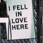 "i fell in love here" cartel colgado en una oficina