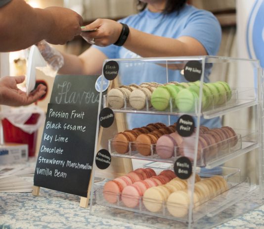 hombre comprando en una tienda de macarons