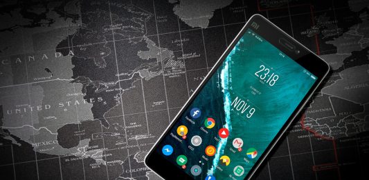 movil android con iconos redondos sobre mapa del mundo en blanco y negro