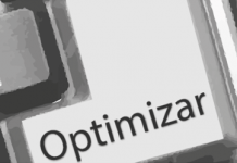 Tecla con texto "optimizar" en un teclado negro de un ordenador