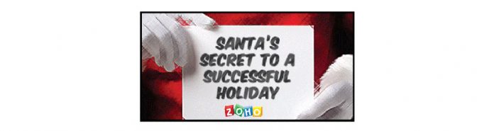 Manos de Santa Claus sujetando un cartel zoho con texto 