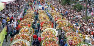 grupo de personas en la feria de flores de medellin desfile de silleteros
