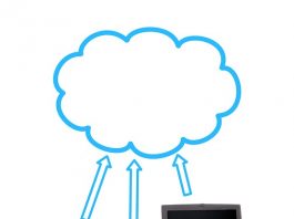 dispositivos ordenadores portatiles y movil en fondo blanco con nube azul dibujada arriba