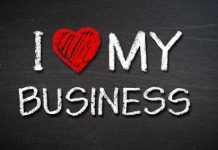texto en pizarra " i love mi business"