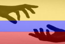 manos ayudandose y con fondo de la bandera de ecuador