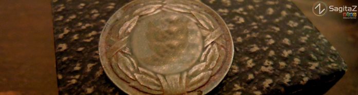 medalla de bronce sobre un cofre con el logo sagitaz