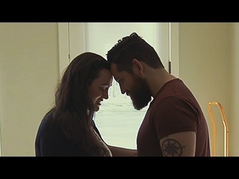 pareja de chicho y chica en una habitacion sonriendo frente a frente